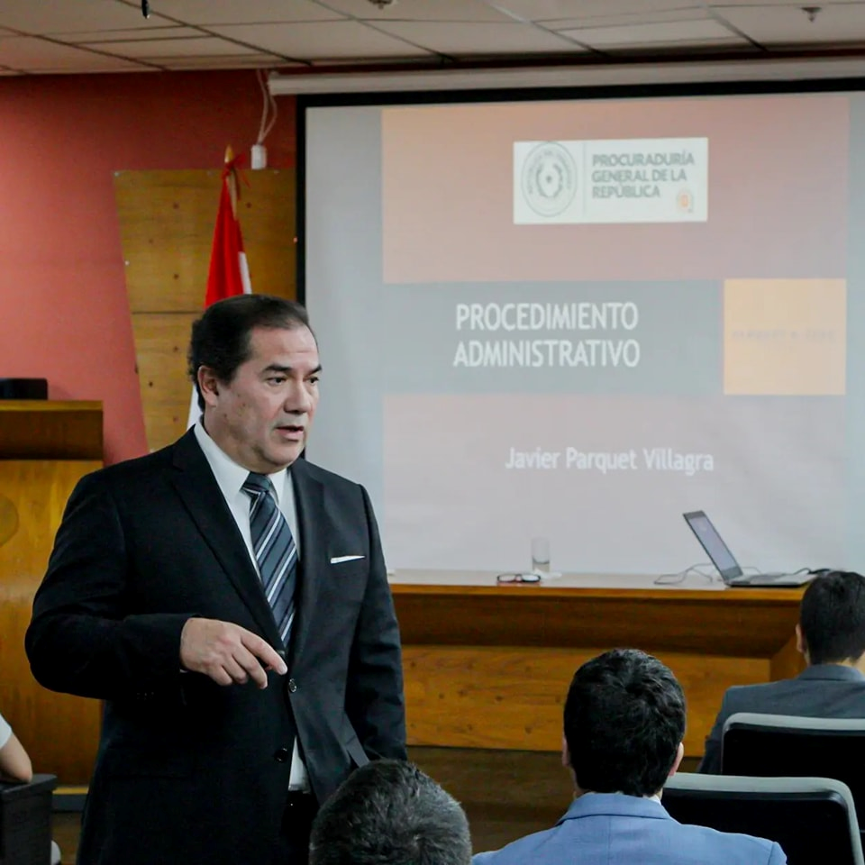 Conferencia sobre la Ley de Procedimientos Administrativos en la Procuraduría General de la República